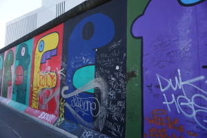 ベルリンの壁です。中には、日本を題材にした壁画もありました。