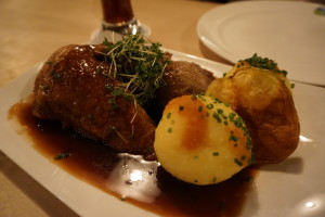 ミュンヘン、バイエルン料理のレストランの1品です。アヒルのお肉に濃厚なソースと、備え付けはじゃがいものお団子です。