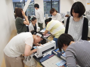 雑誌制作は最後の製本までグループで作業