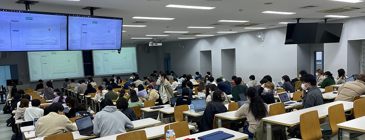 大正大学データサイエンスの授業風景です。教室全景です。