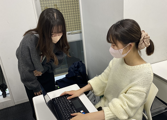 大正大学データサイエンスの授業風景です。学生からの質問にチューターが対応しています。