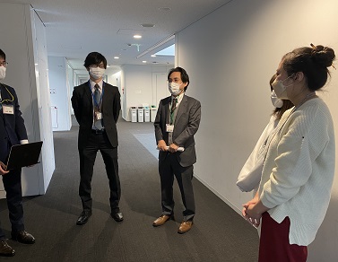 大正大学データサイエンス科目の授業前ミーティング風景です。教員を中心に、クラスチューターと学生アシスタントが打ち合わせをしています。