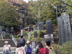 御岳山　たくさんの碑.JPGのサムネイル画像